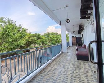 Esun Bue Family Comfort - Palangkaraya - Balcony