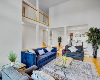5bd San Rafael Retreat W/ Billiards, Bbq, & Views! - San Rafael - Living room
