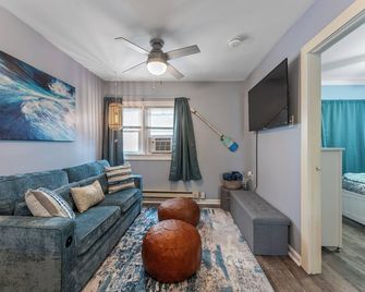 Pet Friendly/Private Porch/Tub + Nflx 1br 1ba - North Wildwood - Living room