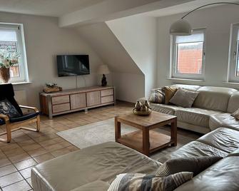 Spacious Group Home with Garden near Edersee & Kellerwald National Park - Naumburg - Wohnzimmer