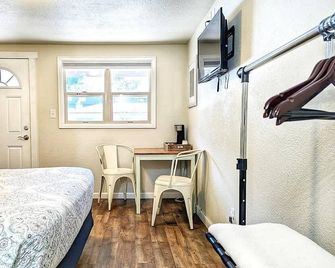 The Fountain Creek Inn | Basecamp Queen | #104 - Manitou Springs