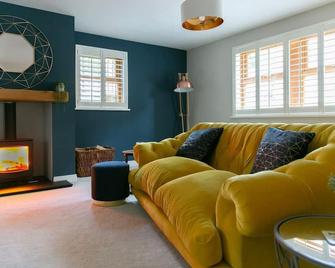 Remarkable 4-Bed House Near Leeds Airport - Yeadon - Living room