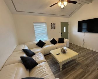 Modern Farmhouse 3BR Close to Louisville! - Shepherdsville - Living room
