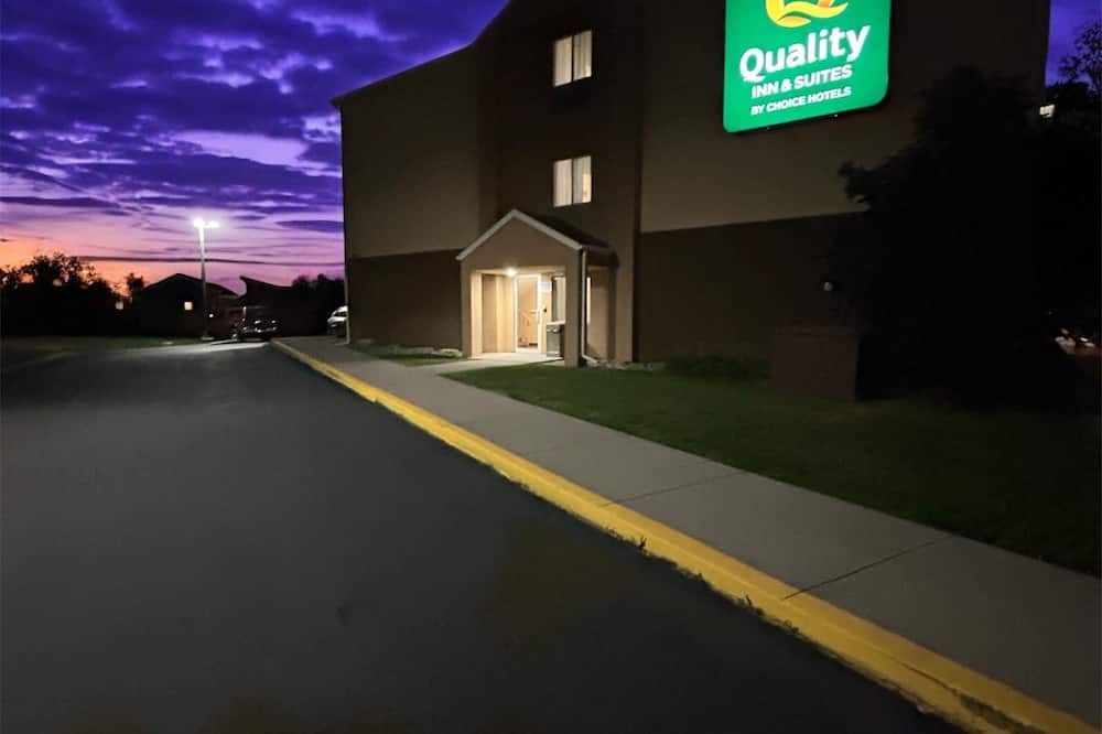 كواليتي إن آند سويتس بوزيمان - بوزيمان - مبنى