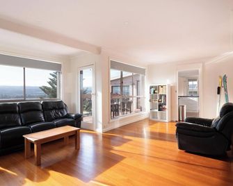 The Yard - Comfortable Home in Riverside - Riverside - Living room