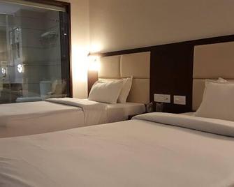 The Highness Hotel - Mahesāna - Bedroom