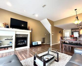 Shuswap Lakeside Retreat - Waterfront - Shuswap Vacations and Sledding Accommodation - Scotch Creek - Living room