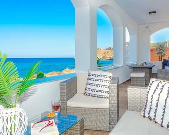 Sky Beachfront Villa with private pool - Skaleta - Balcone