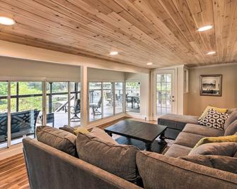 Dock, Deck and Boat Slip Lakefront Eucha Home - Eucha - Sala de estar