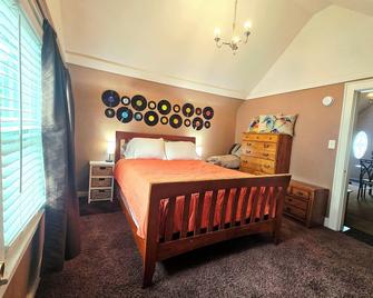 No Chores! Quiet Spot Walkable To Great Restaurants And Bars Free Parking - Nashville - Bedroom