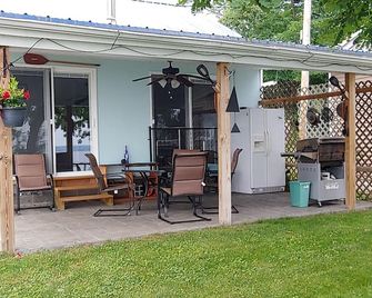 Cozy All Season Bungalow right on the Lake wine and brewery trail. - Penn Yan - Patio