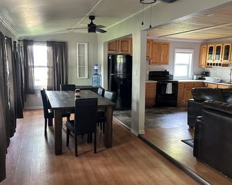 The Cozy Cottage - Port Dover - Dining room