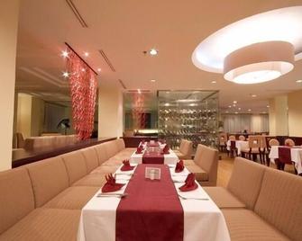 โรงแรมกราน ปูริ มานาโด - มานาโด - ร้านอาหาร