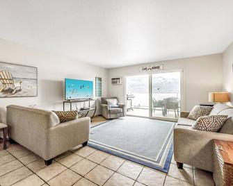 The Lakeside Condo #202 - West Kelowna - Living room