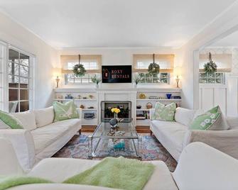 Your Gateway to Lakeside Bliss and Urban Excitement in the heart of Downtown, Wayzata. - Wayzata - Huiskamer