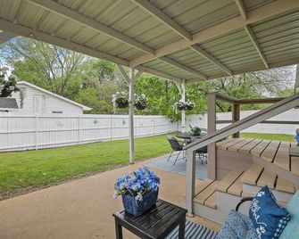 Near Water Lake Dallas Home with Furnished Patio! - Lake Dallas - Balcón