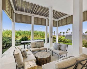 Beachtown Galveston - 4 Bed on 1 Level with Elevator - Pet Friendly! - Galveston - Patio