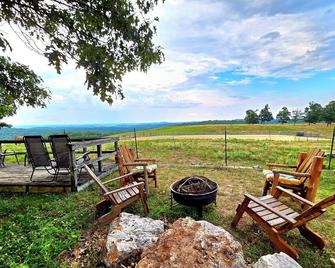 Stay in the Barnabus on our horse ranch - Gainesville - Patio