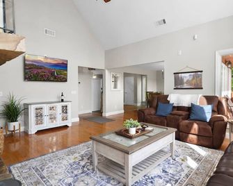 Promo! 2 min to Helen! Sauna! Hot Tub! Fire Pit! - Helen - Sala de estar