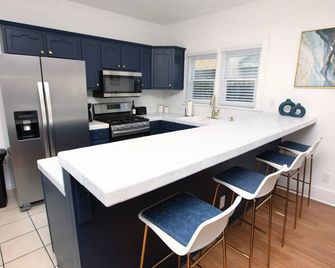 Spacious Downtown Gem With Parking - Long Beach - Kitchen