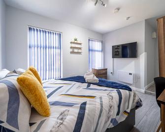 Studios with Ensuite Showers & Share Kitchens Prime Location near Hospital, Town Center Apt 3 - St. Helens - Bedroom