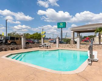 Quality Inn & Suites Groesbeck North - Groesbeck - Zwembad