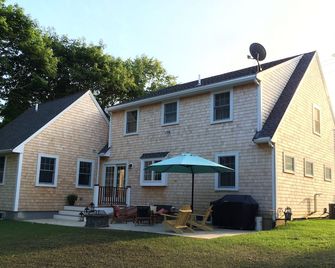 Located Steps Away To Main Street And .7 Miles From Surf Drive Beach - Falmouth - Building