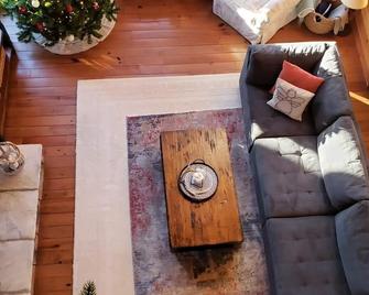 New! Lakefront Cabin: Sunset View+jetted Tub+ Tesla Charger - Spotsylvania - Living room