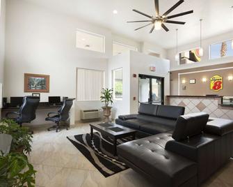 Super 8 by Wyndham Marana/Tucson Area - Marana - Living room