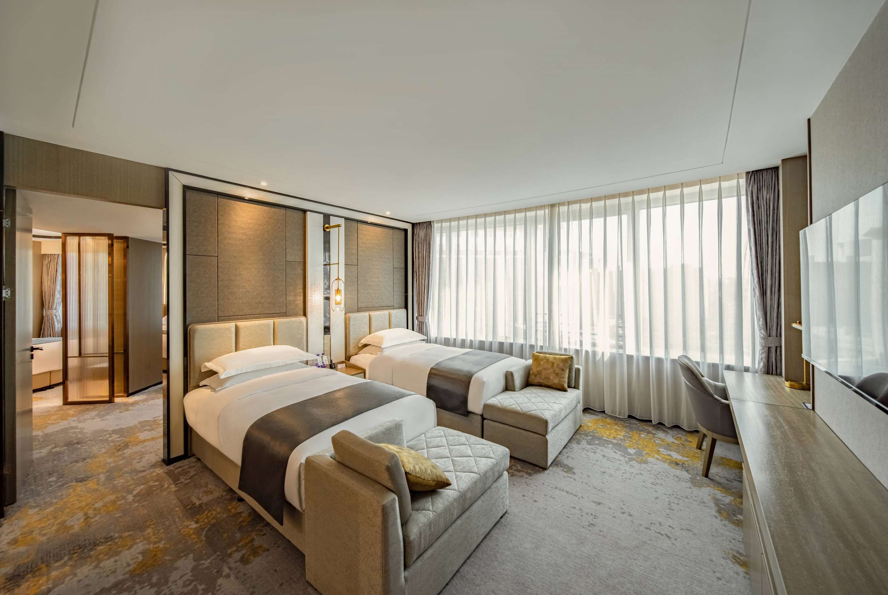 Bedroom view of Howard Johnson Paragon Hotel Beijing