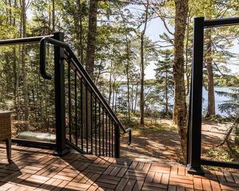 Sunken Escapes Glamping Unit 5 - New Minas - Balcony