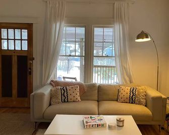 Cheerful bungalow with fireplace in town - Phoenicia - Living room