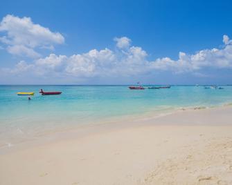 Coral Sands #6 2 Bedroom Condo by RedAwning - Coxen Hole - Strand