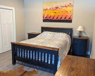 Spacious apartment on homestead; Experience sustainable living - Quinte West - Bedroom