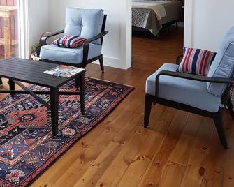 On The Strait - Little Pond Pei - Georgetown - Living room