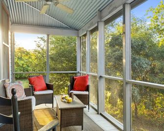 Medina River Historic Cottage - Castroville - Balcony