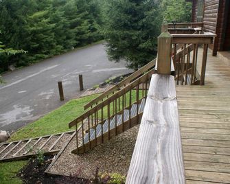 Rustic Cabin Rental near the Ski Slopes in Snowshoe, West Virginia - Snowshoe - Balcony
