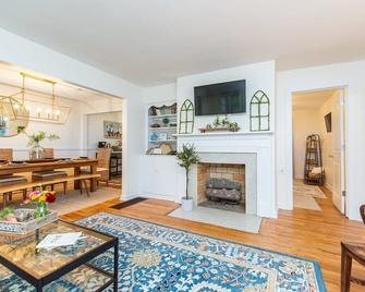 Nestled amongst the site of Old Graham Springs is where you will find The Blue Cottage - Harrodsburg - Living room