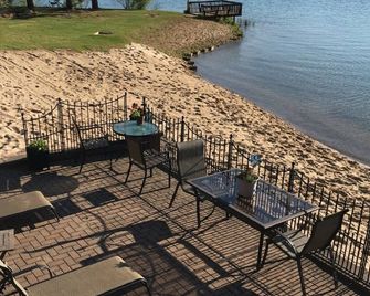 Charming Fully Furnished Cottage W/ Shared Frontage on Silver Lake Traverse City - Traverse City - Balcony