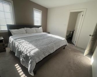 Beautiful townhome located in Whitby with 3 beds and 2.5 bathrooms. - Whitby - Bedroom