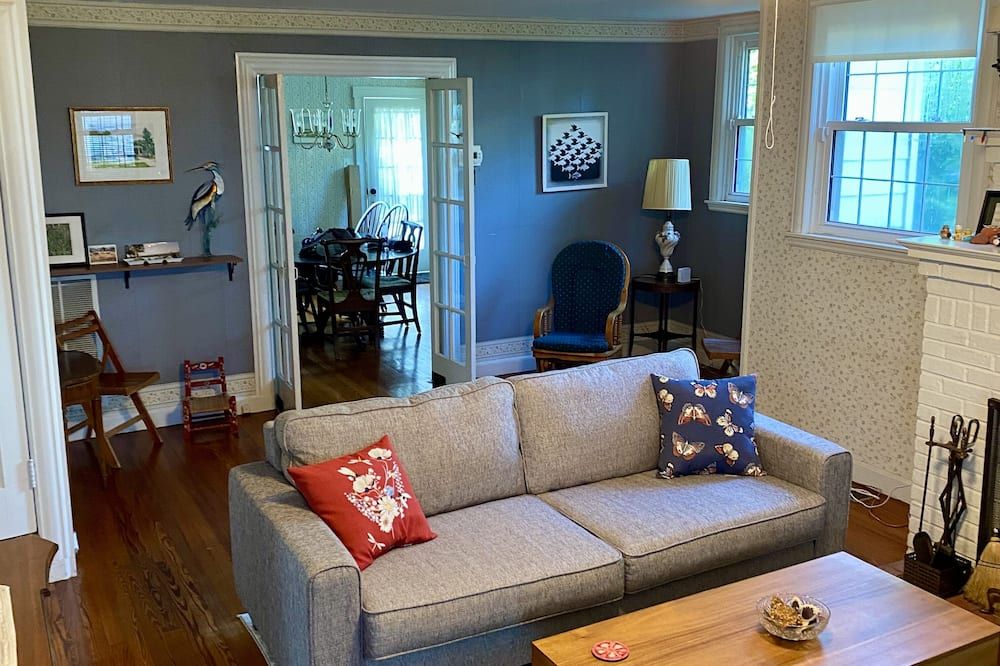 Historic Waterfront Home with Chesapeake Bay View. Sleeps 9. Close to the Beach