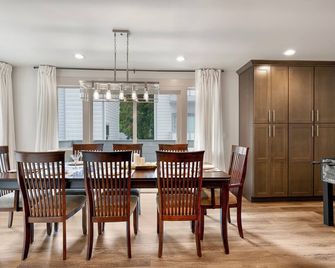 Spacious & Modern 6-Bed Family Retreat Near Golf Course - Seattle - Dining room