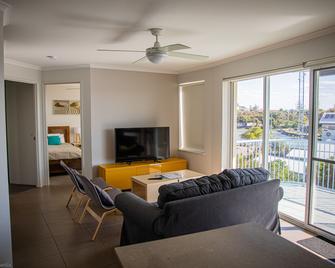 Tripcony Quays - Caloundra - Living room