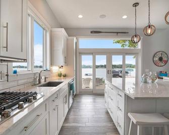Runyan Lake House / 4 Private Suites - Sleeps 13 - Fenton - Kitchen