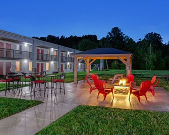 Red Roof Inn & Suites Wilkesboro - Wilkesboro - Innenhof