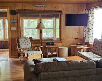 Secluded Cottage with Beautiful Views on Lake Wisconsin! - Merrimac - Sala de estar