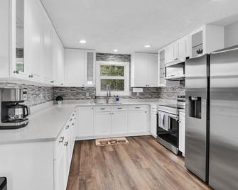 Modern farmhouse cottage - Okeechobee - Kitchen