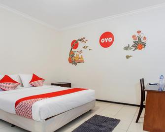 Oyo 143 Dukuh Kupang Residence - Surabaya - Habitación