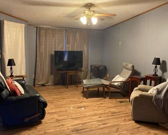 Great location for hunters/fishermen! Conveniently located near lakes and parks. - Princeton - Sala de estar