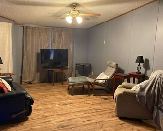 Great location for hunters/fishermen! Conveniently located near lakes and parks. - Princeton - Sala de estar